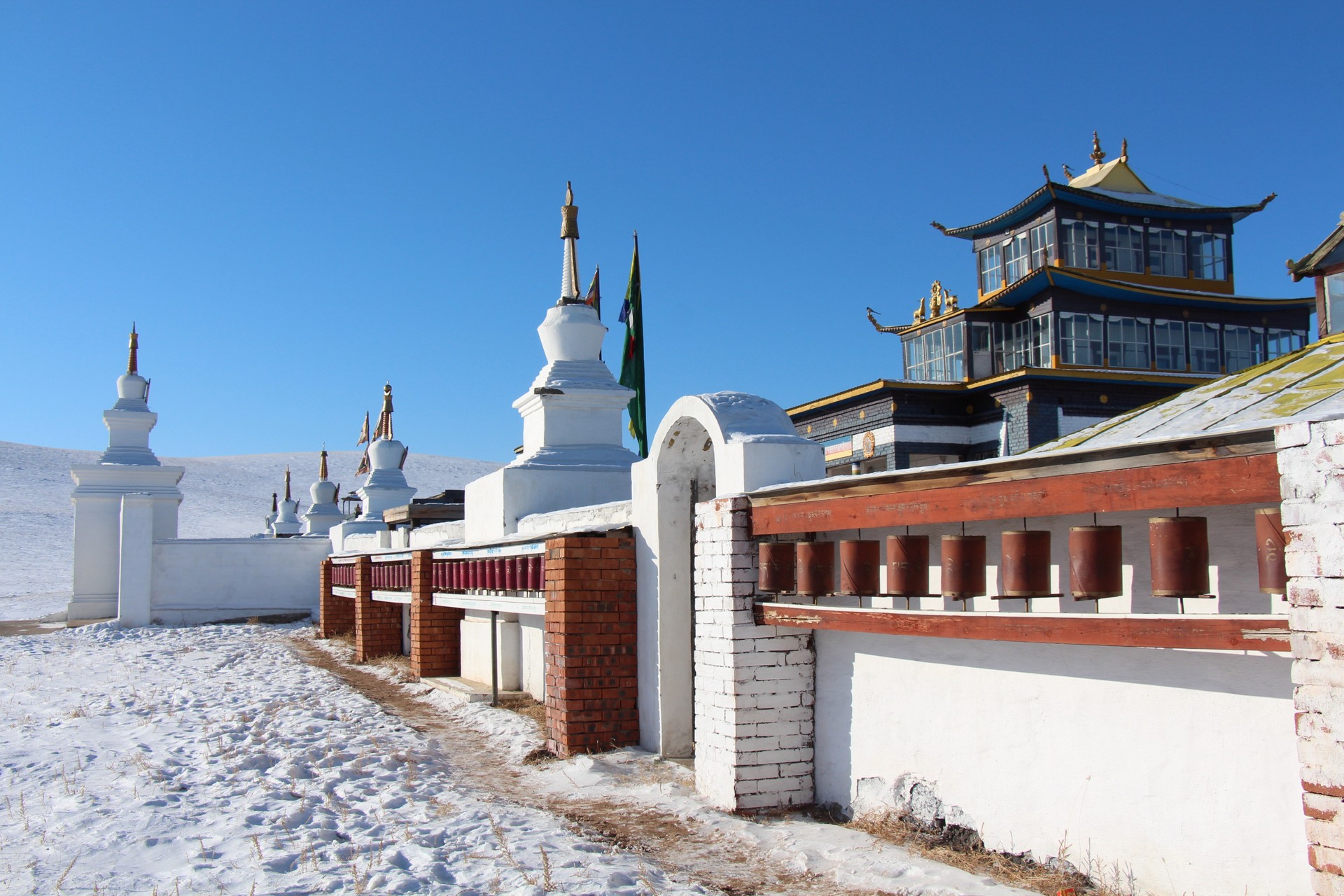 Улан фото. Ацагатский дацан Бурятия. Степной Кочевник Улан-Удэ. Ацагатский дацан Бурятия зима. Этнокомплекс Степной Кочевник Бурятия.